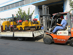 福瑞得機(jī)械4臺(tái)小型壓路機(jī)裝車發(fā)往河南。